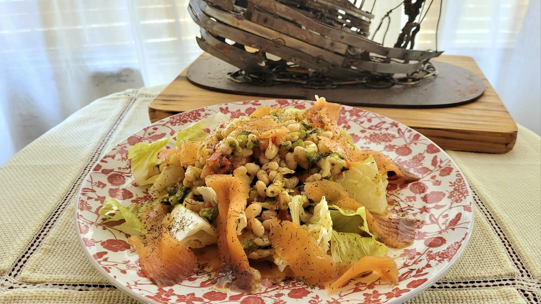 Ensalada de judías blancas con salmón y vinagreta de alcaparras. Verano fresco con Thermomix.