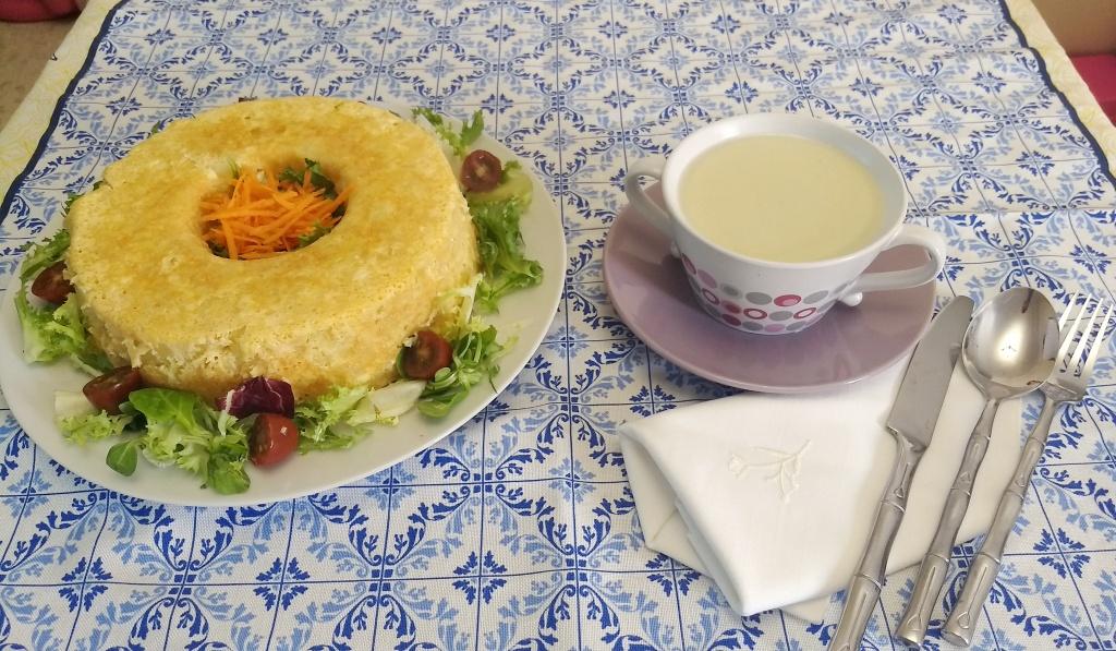 Cocina a niveles con Thermomix® : Tortilla de patatas rellena en Varoma y caldo de pollo con veduras