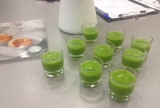 Smoothie de espinacas, lechuga, apio y frutas