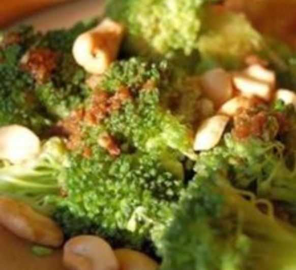BRÓCOLI AL VAPOR CON SALSA DE TAHINI Y LIMÓN