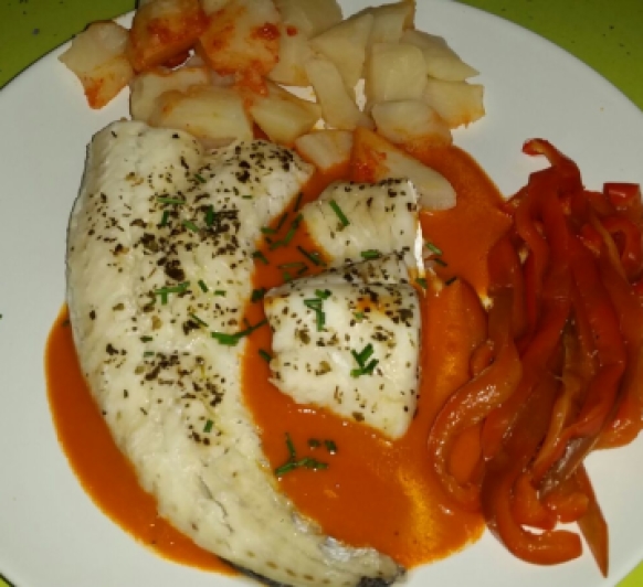 Pescado con salsa de pimientos de piquillo