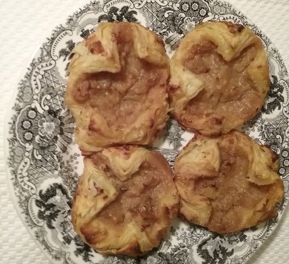 Hojaldres de manzana caramelizada