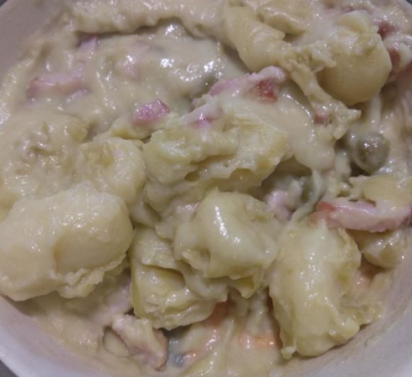 Gnocchi o ñoquis carbonara con guisantes